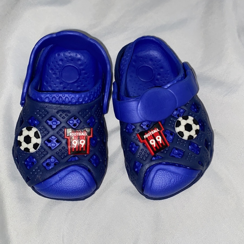 crocs type baby sandal.
blue color, size number: 20 new without tag